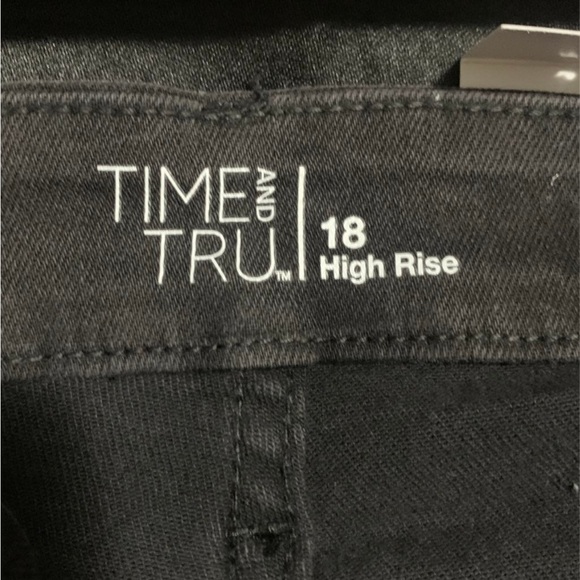 NWT! Plus Size cropped jeans 18W - Picture 2 of 5